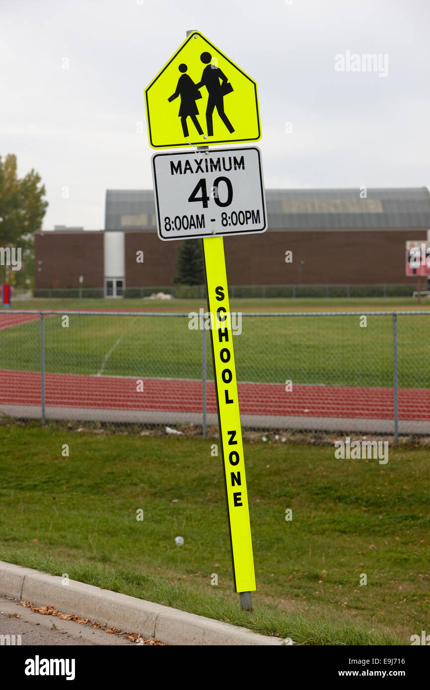 Maximum 40 school zone panneau d'avertissement en dehors de l'école en Saskatchewan Canada Banque D'Images