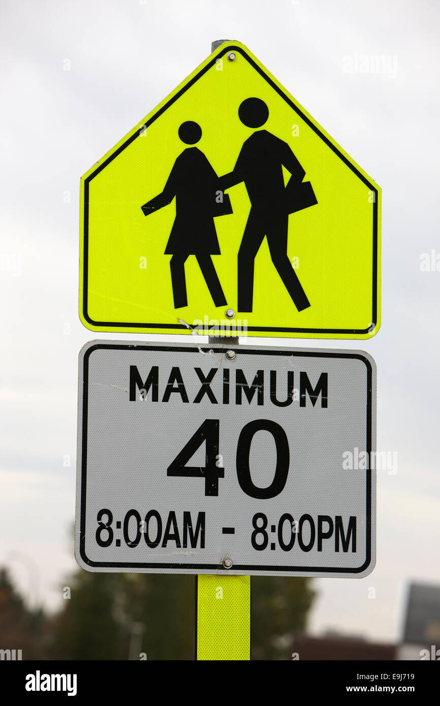 Maximum 40 school zone panneau d'avertissement en dehors de l'école en Saskatchewan Canada Banque D'Images