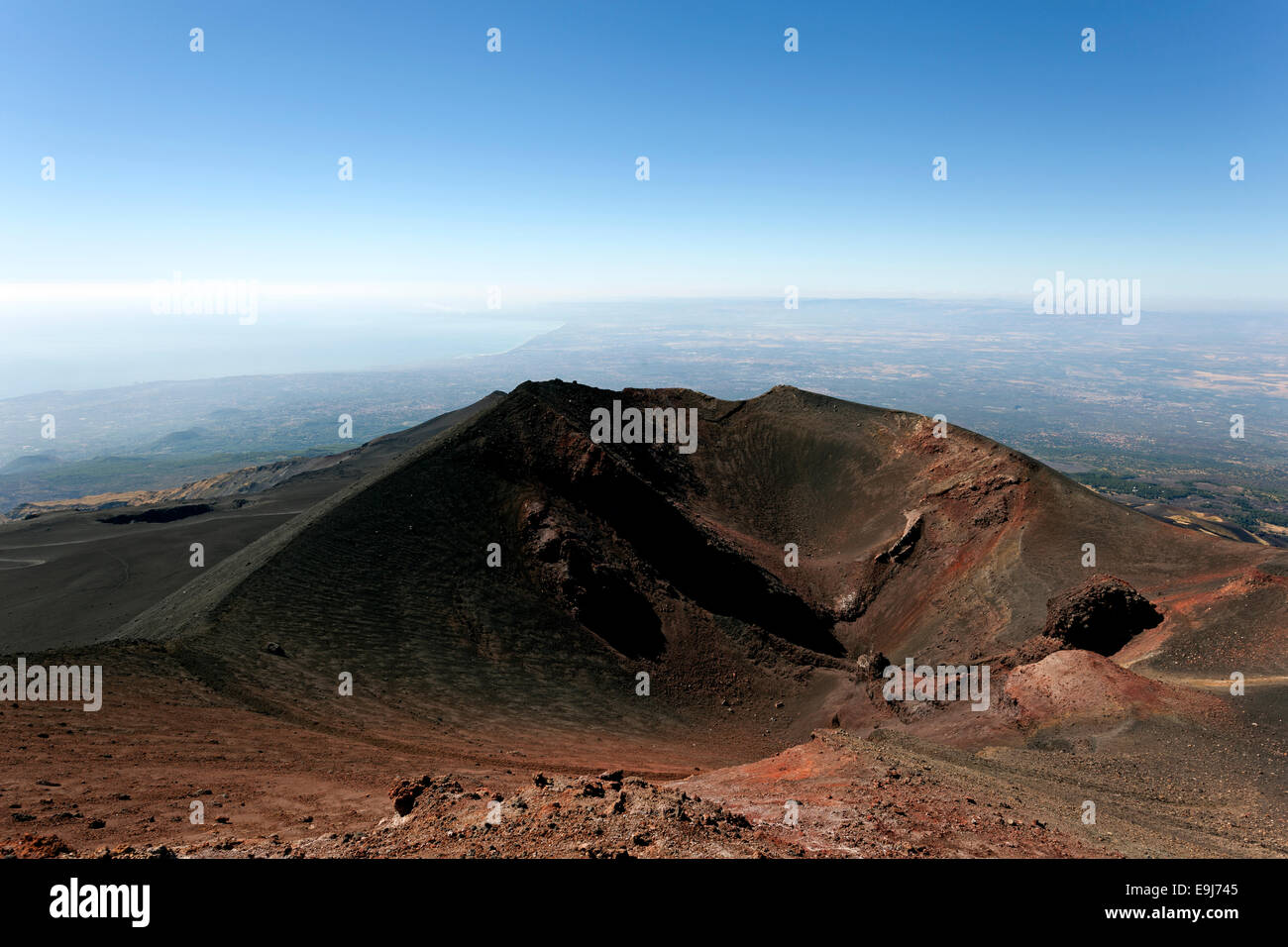 Effacer journée ensoleillée sur le mont Etna en Sicile. L'Etna est un stratovolcan près de Catania , Siciliy en Italie. Il s'agit d'un voyage d'aventure voyage de jour pour de nombreux touristes Banque D'Images