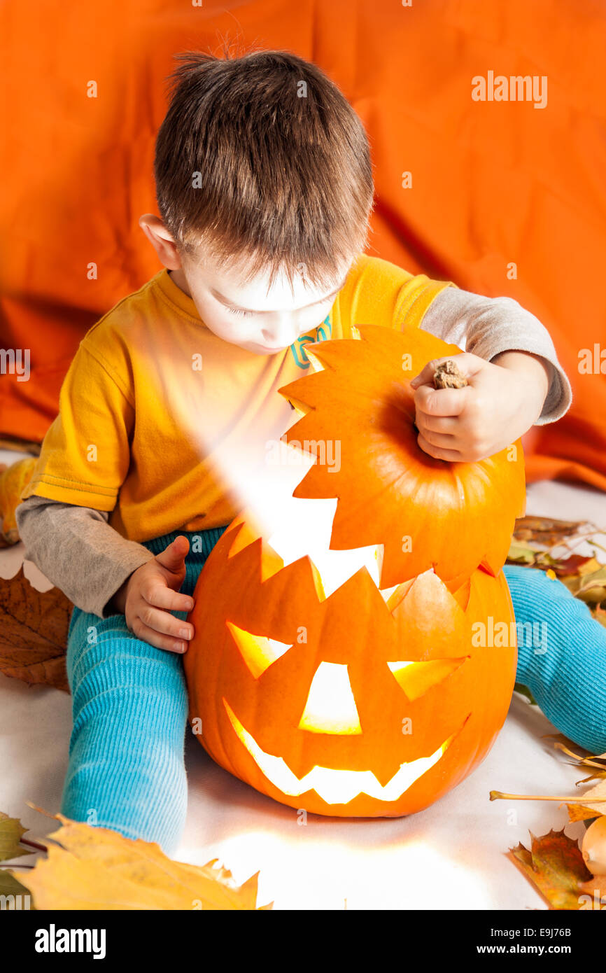 Une jolie photo d'un garçon et sa citrouille Halloween éclairage Banque D'Images