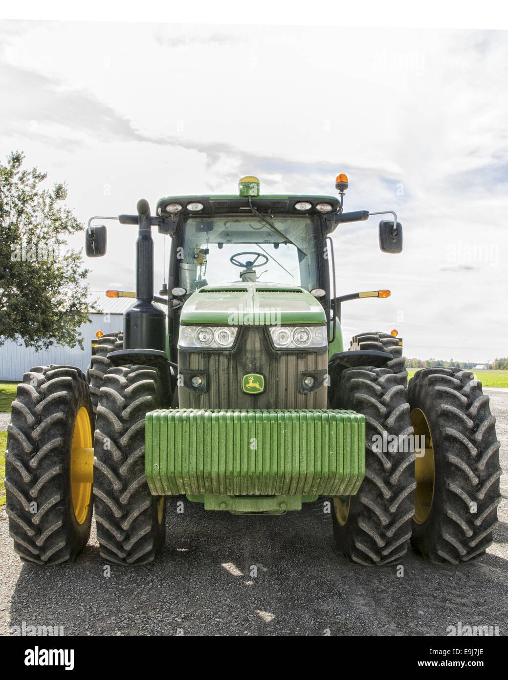 Tracteur John Deere 8335R. Point de vue est à l'avant sur la tête. Banque D'Images