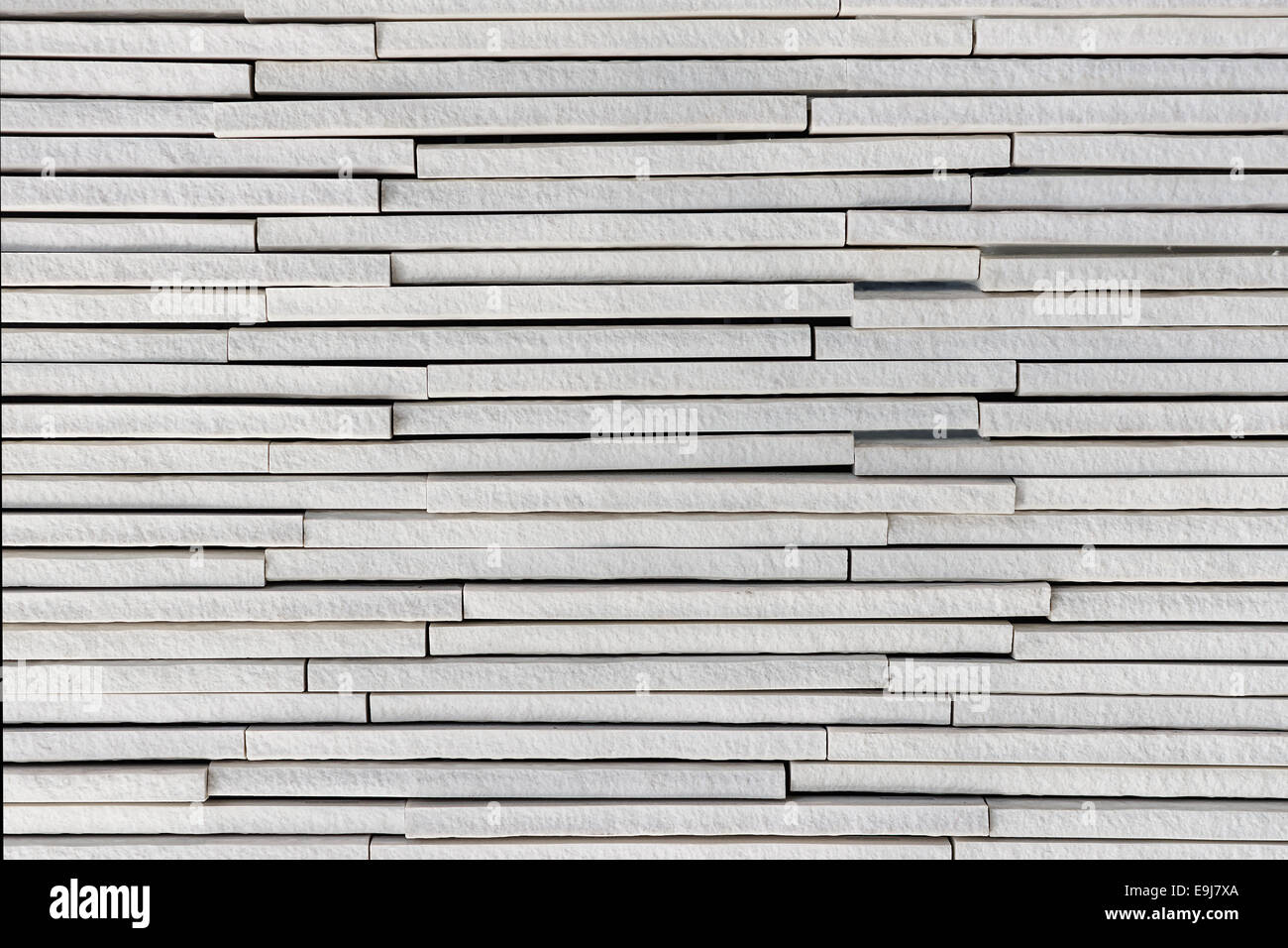 Gris clair ou blanc couches plaques en pierre fond texturé rugueux Banque D'Images
