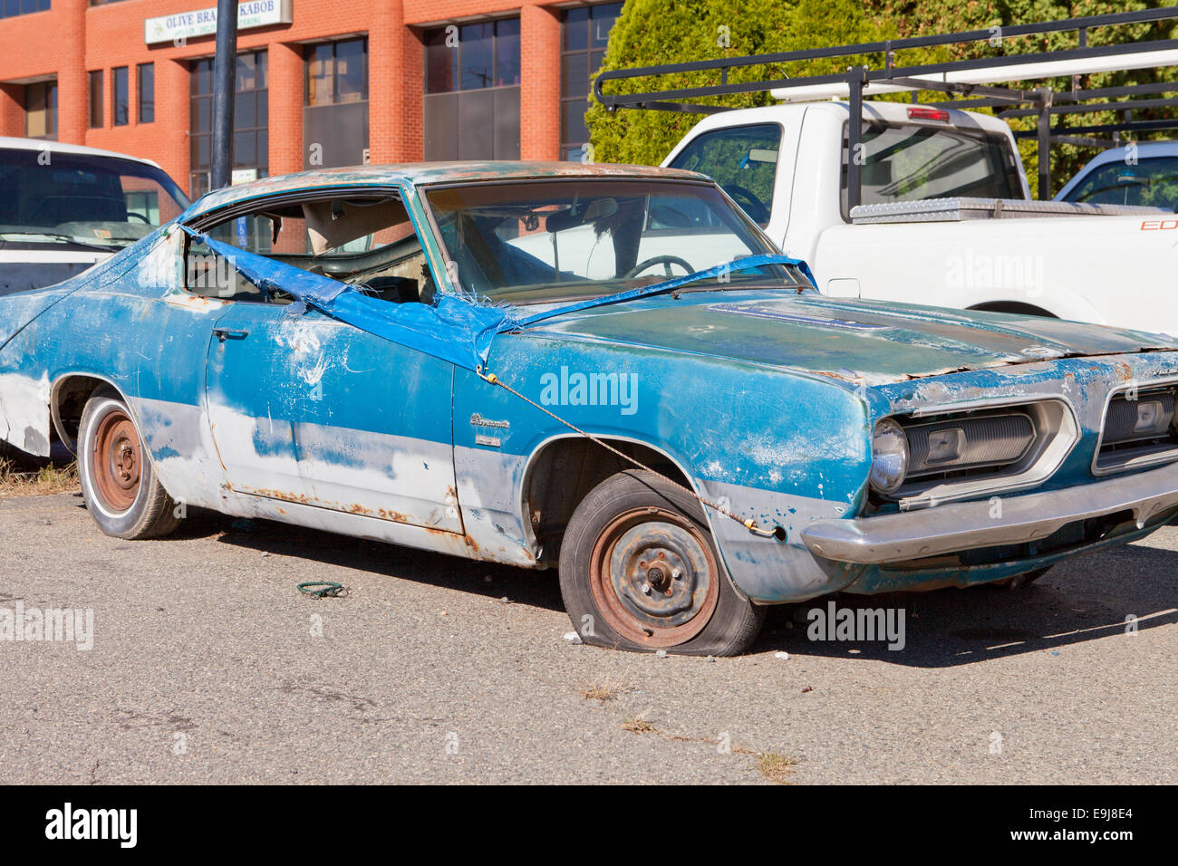 Des 1968 Plymouth Barracuda Coupé voiture recouverte de toile - USA Banque D'Images