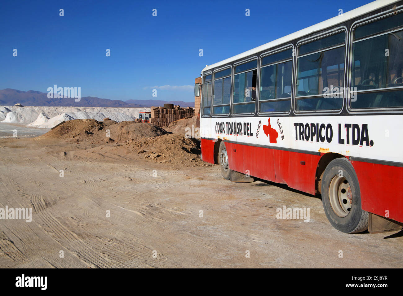 Le bus qui chaque jour apportent à l''Salinas Grandes' à 3450 m d'altitude. Salta, Jujuy. L'Argentine. Banque D'Images