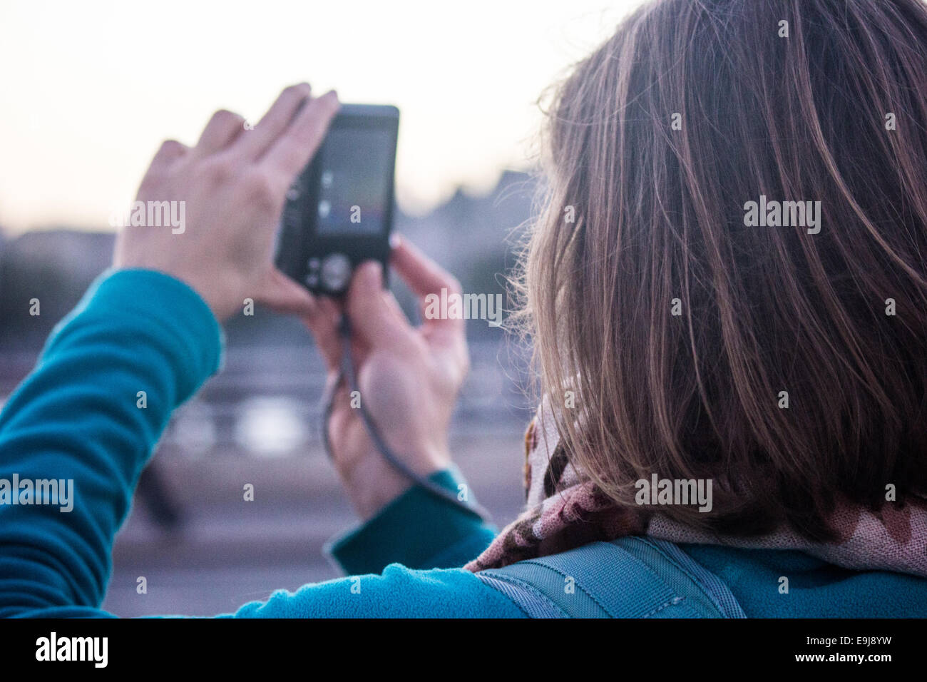 Prenant une photo touristique partout au London's Waterloo Bridge vers le London Eye et Big Ben. Banque D'Images