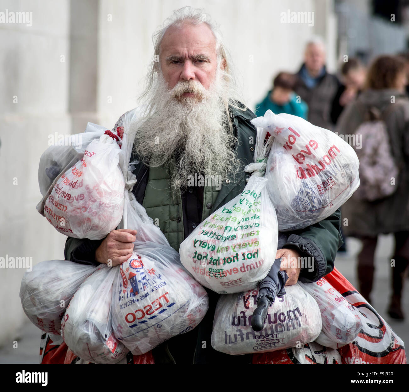 Un sans-abri dans leurs biens promenades à travers Londres, Trafalgar Square. Banque D'Images
