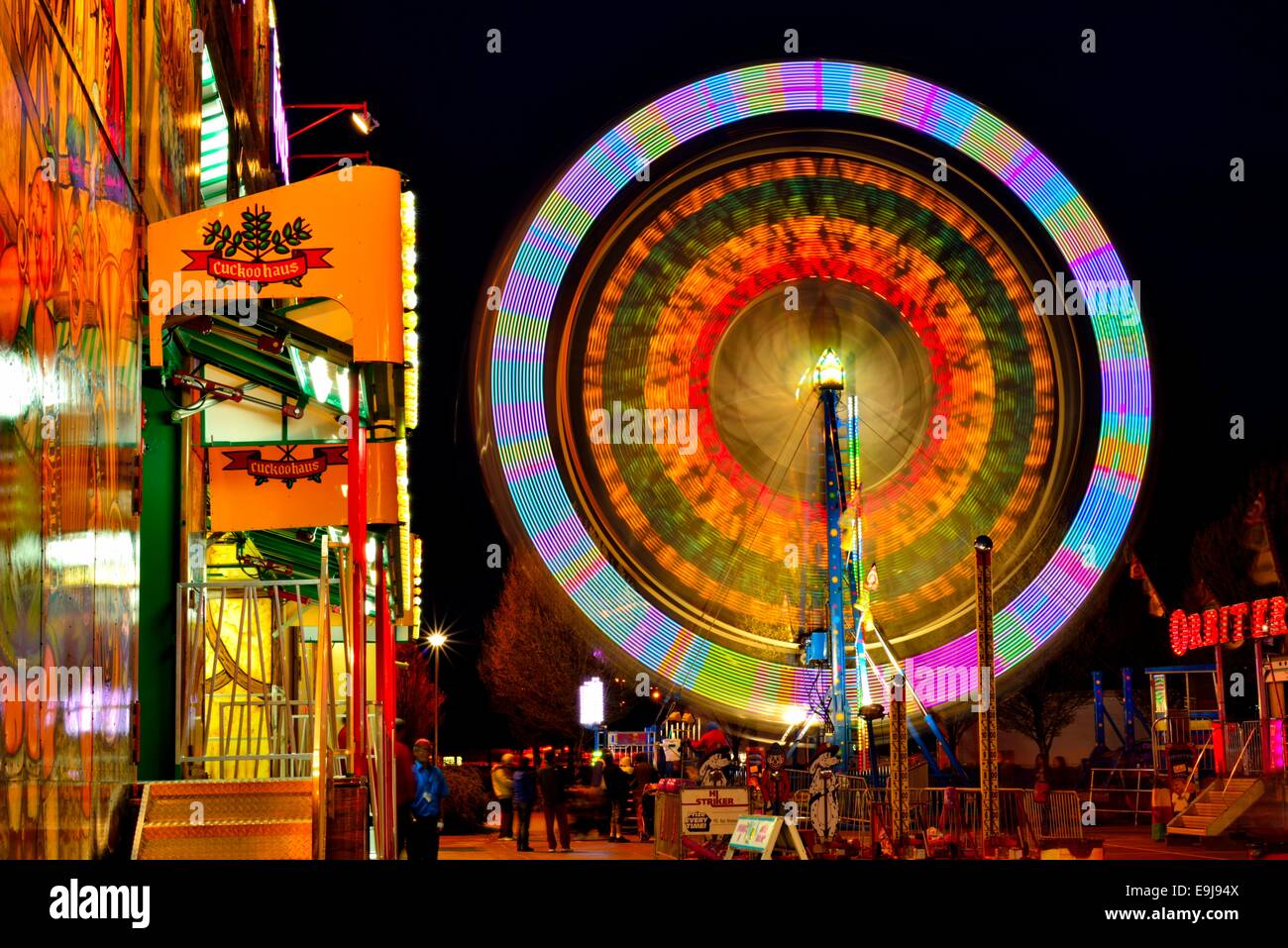 Grande roue de couleur vive sur une belle nuit d'été. Banque D'Images