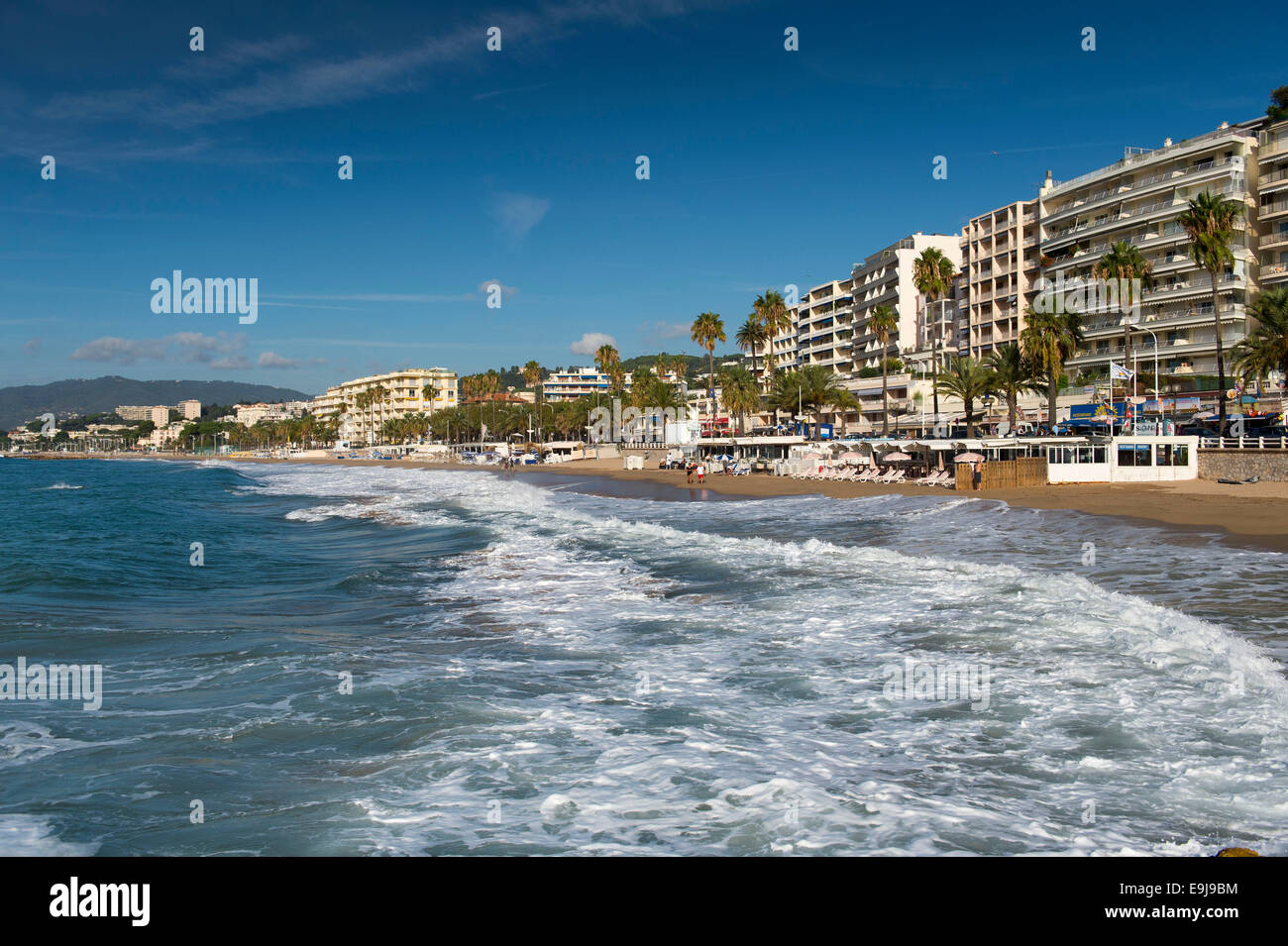La principale plage de Cannes, sud de la France, sur la route de La Croisette. Banque D'Images