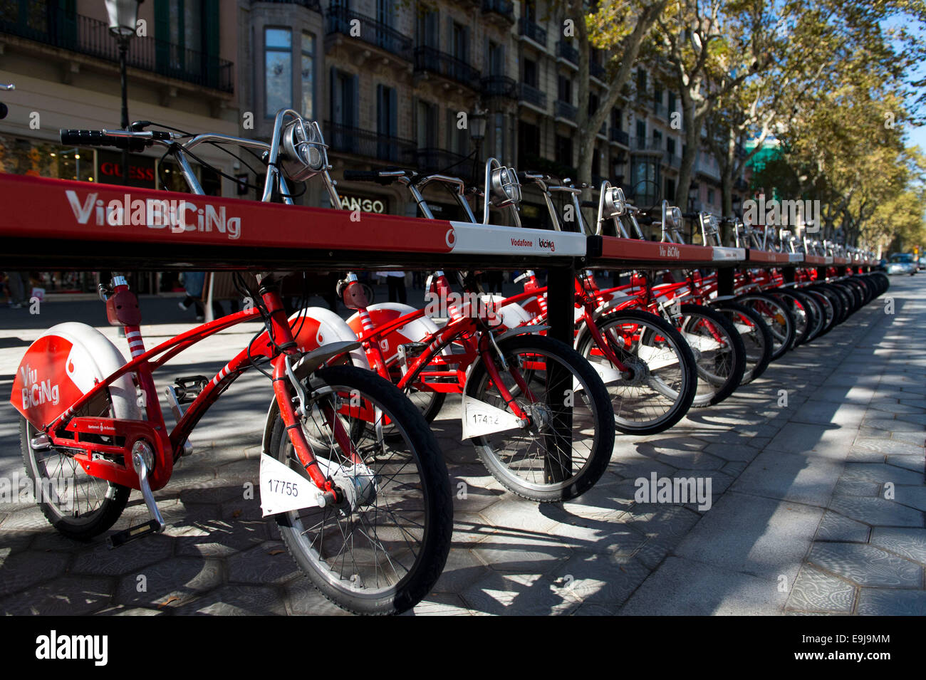 Vélos à louer location de Vodafone sur les Ramblas à Barcelone, Espagne. Banque D'Images