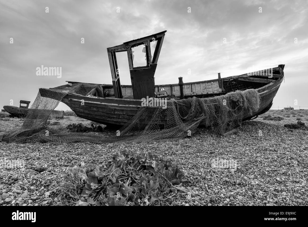 Un vieux bateau de pêche avec des filets en noir et blanc Banque D'Images