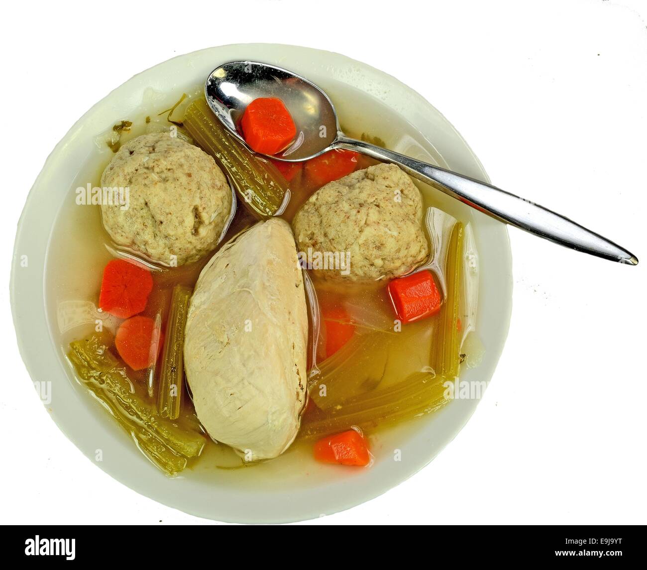 Matzo ball avec soupe de poulet et d'une cuillère sur un fond blanc. Banque D'Images