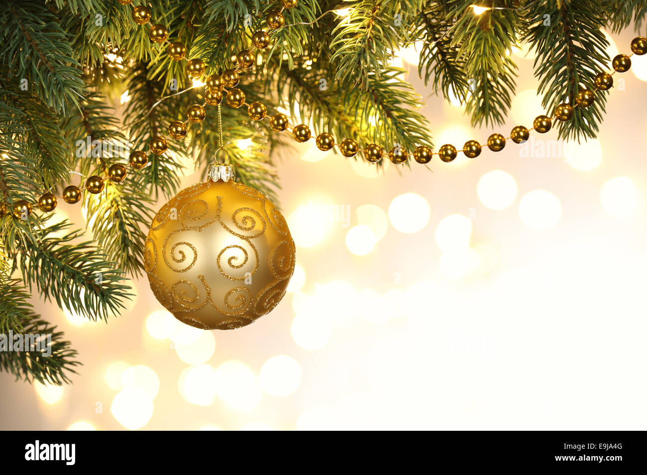 Gros plan sur décoration d'arbre de Noël sur fond de fête Banque D'Images