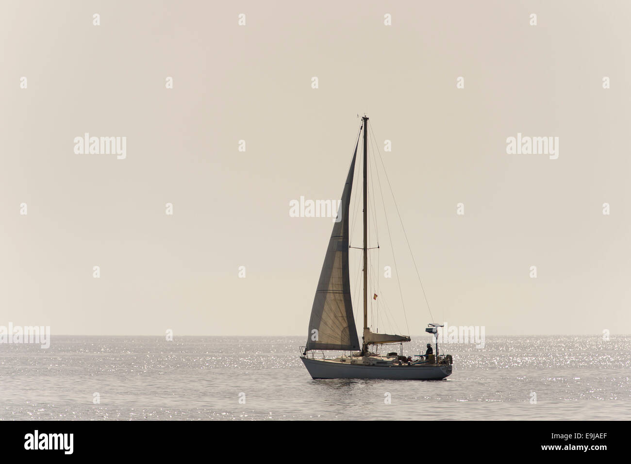 Bateau à voile en mer sur une journée calme. Banque D'Images