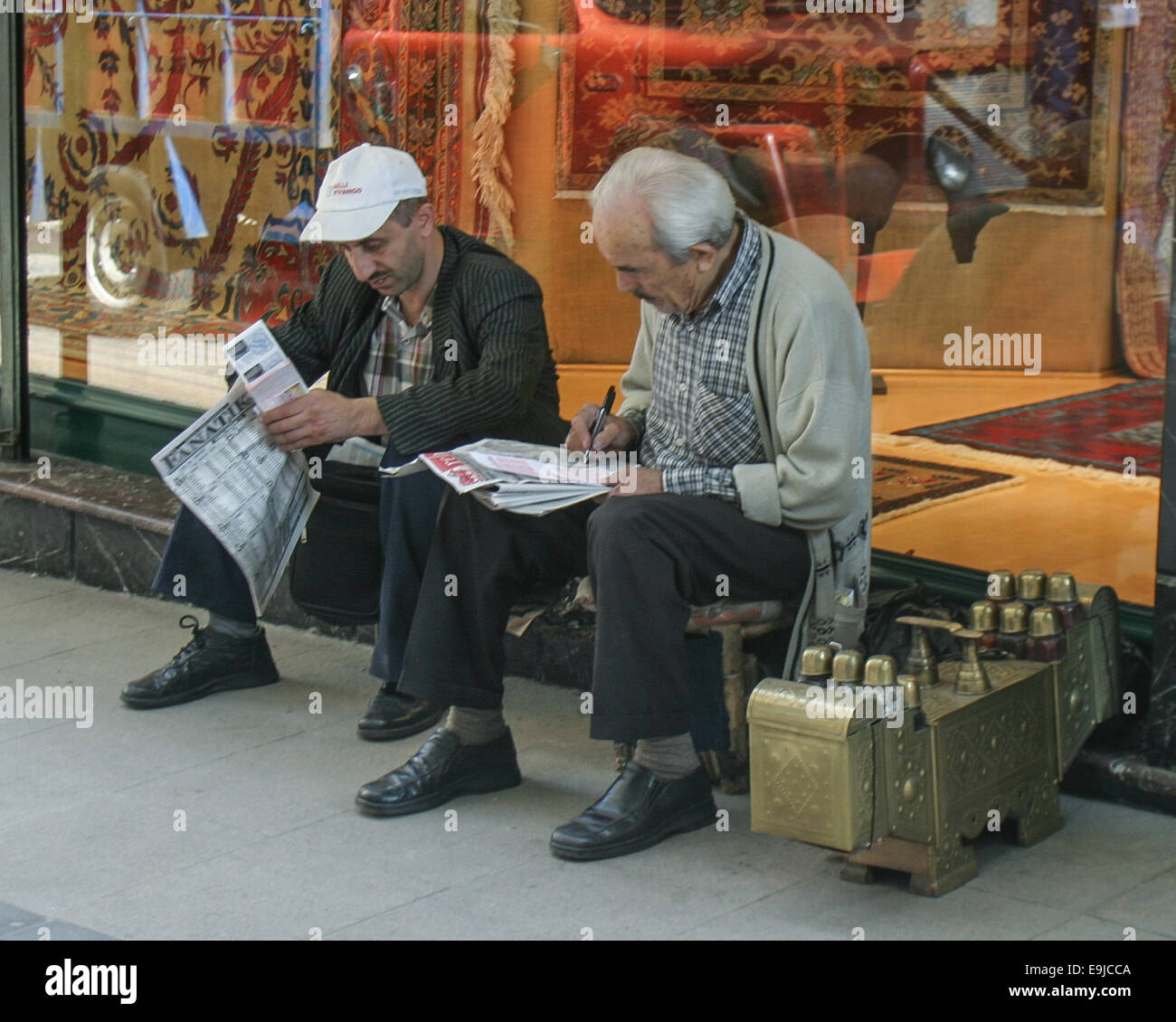 Istanbul, Turquie. 2Nd Oct, 2004. Deux hommes sont assis à côté d'une boîte de cirage à Istanbul, Turquie, et de marquer leurs billets de loterie.Deux hommes sont assis à côté d'une boîte de cirage à Istanbul, Turquie, et de marquer leurs billets de loterie. © Arnold Drapkin/ZUMA/Alamy Fil Live News Banque D'Images