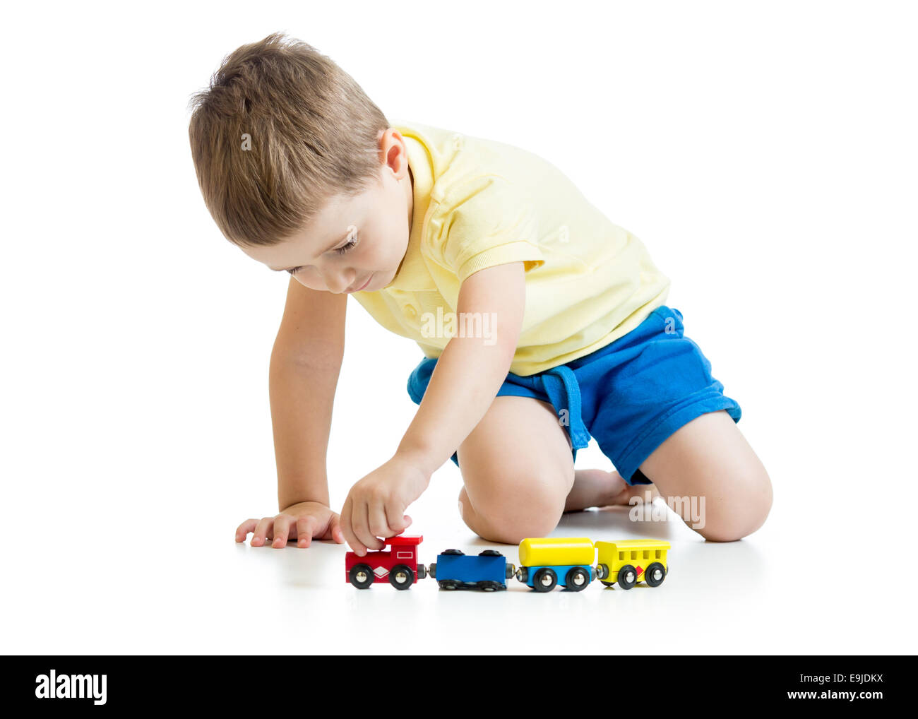 Garçon jouant de l'enfant isolé jouets n fond blanc Banque D'Images