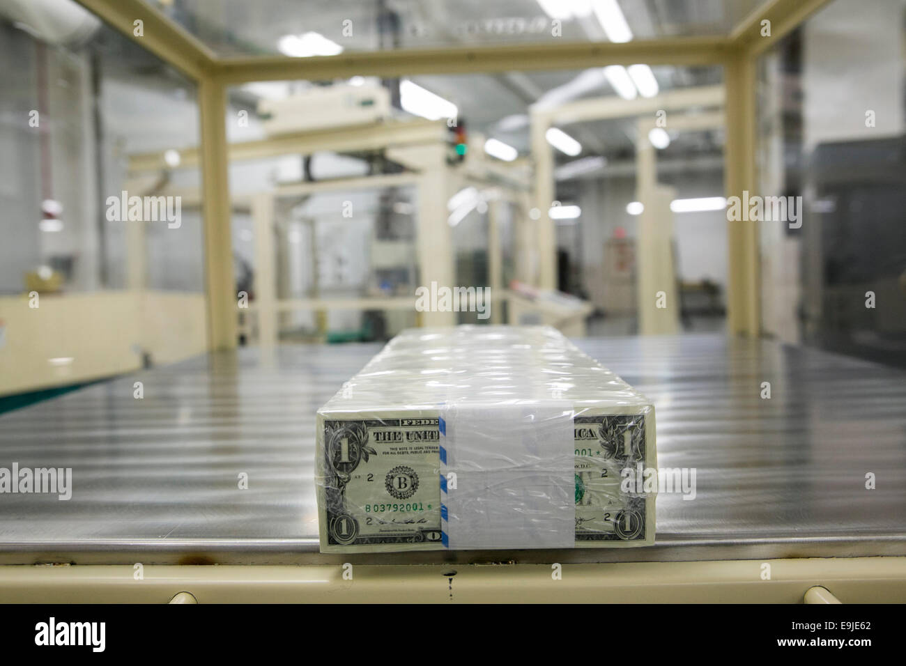Les cadres de United States de un dollar (1) projets en cours de production au Bureau de gravure et d'impression dans le centre-ville de Washington, Banque D'Images