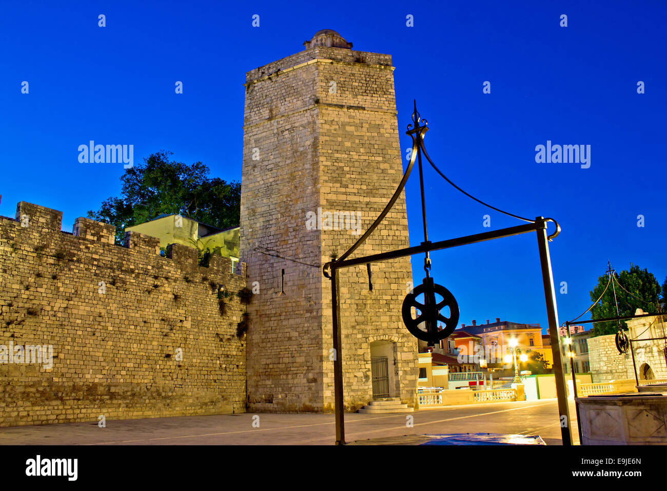 Vue de nuit de la tour en pierre de Zadar Banque D'Images