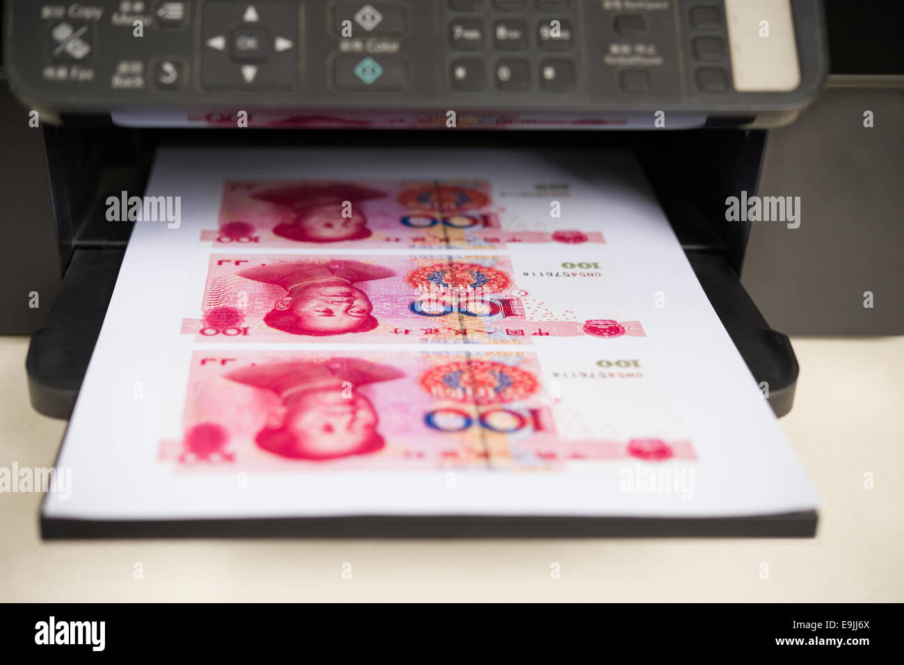 Imprimante avec du papier-monnaie RMB coming out Banque D'Images