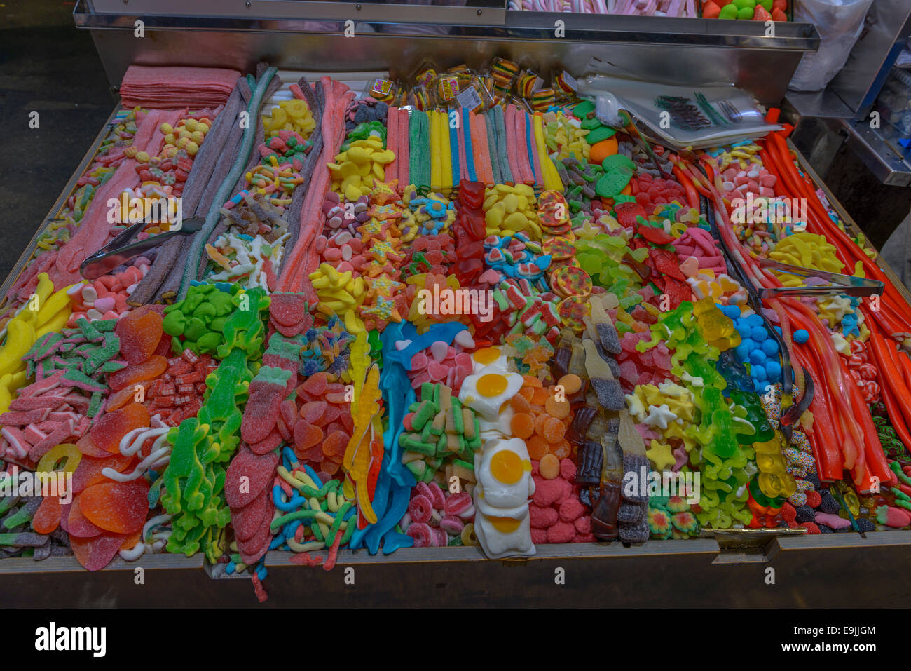 Barcelone - 16 juillet : regarder les gens et l'achat dans le Mercat de Sant Josep de la Boqueria dans l'un des plus anciens marchés en Europ Banque D'Images