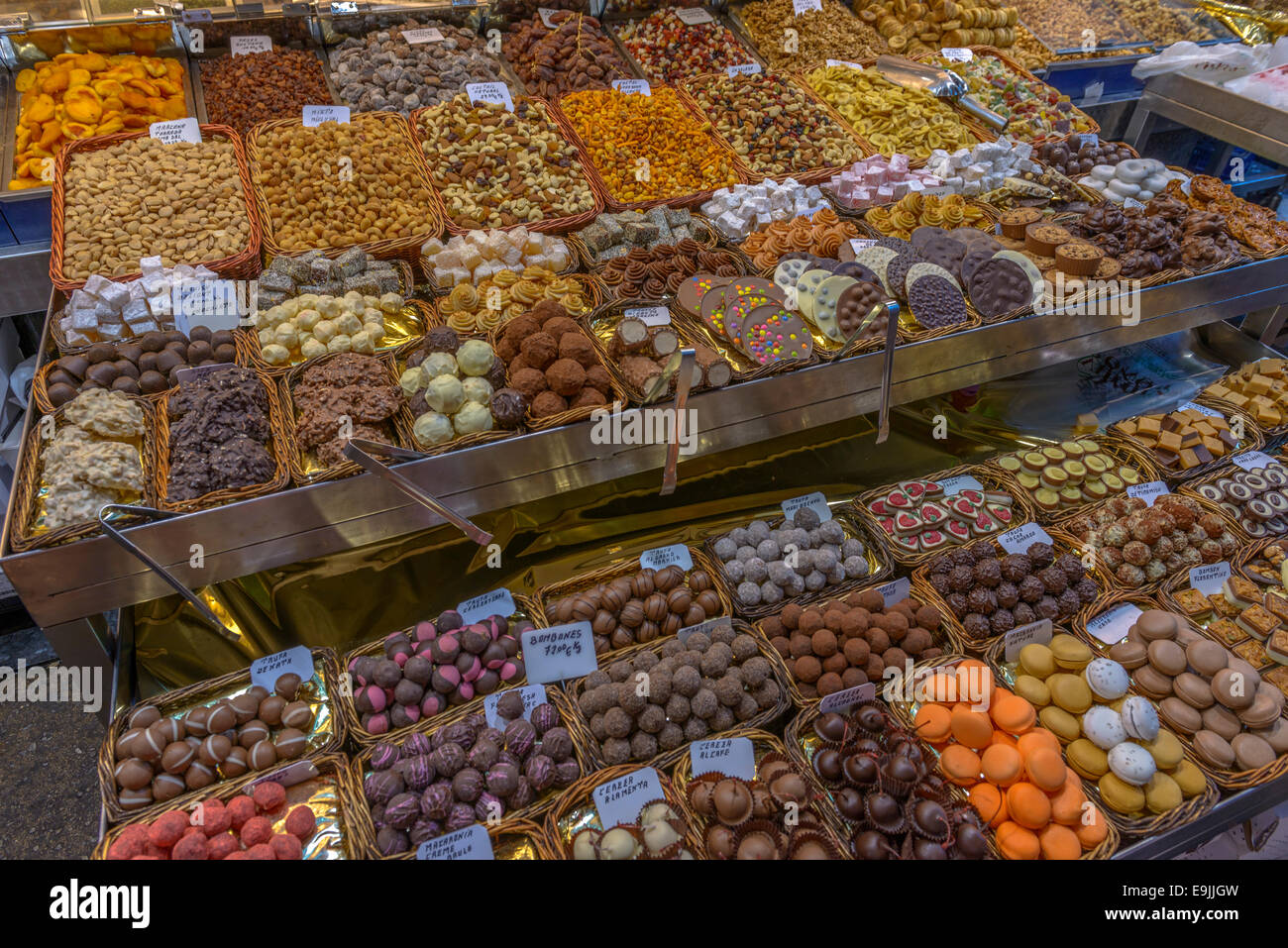 Barcelone - 16 juillet : regarder les gens et l'achat dans le Mercat de Sant Josep de la Boqueria dans l'un des plus anciens marchés en Europ Banque D'Images