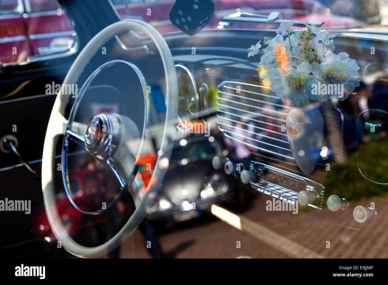 Intérieur du Vintage VW Beetle vu à travers des vitres, d'autres voitures reflected in glass Banque D'Images