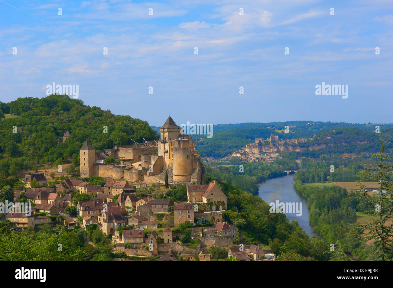 Paysage avec le château de Castelnaud, le château de Castelnaud, Castelnaud-la-Chapelle, Département de la Dordogne, Aquitaine, France Banque D'Images