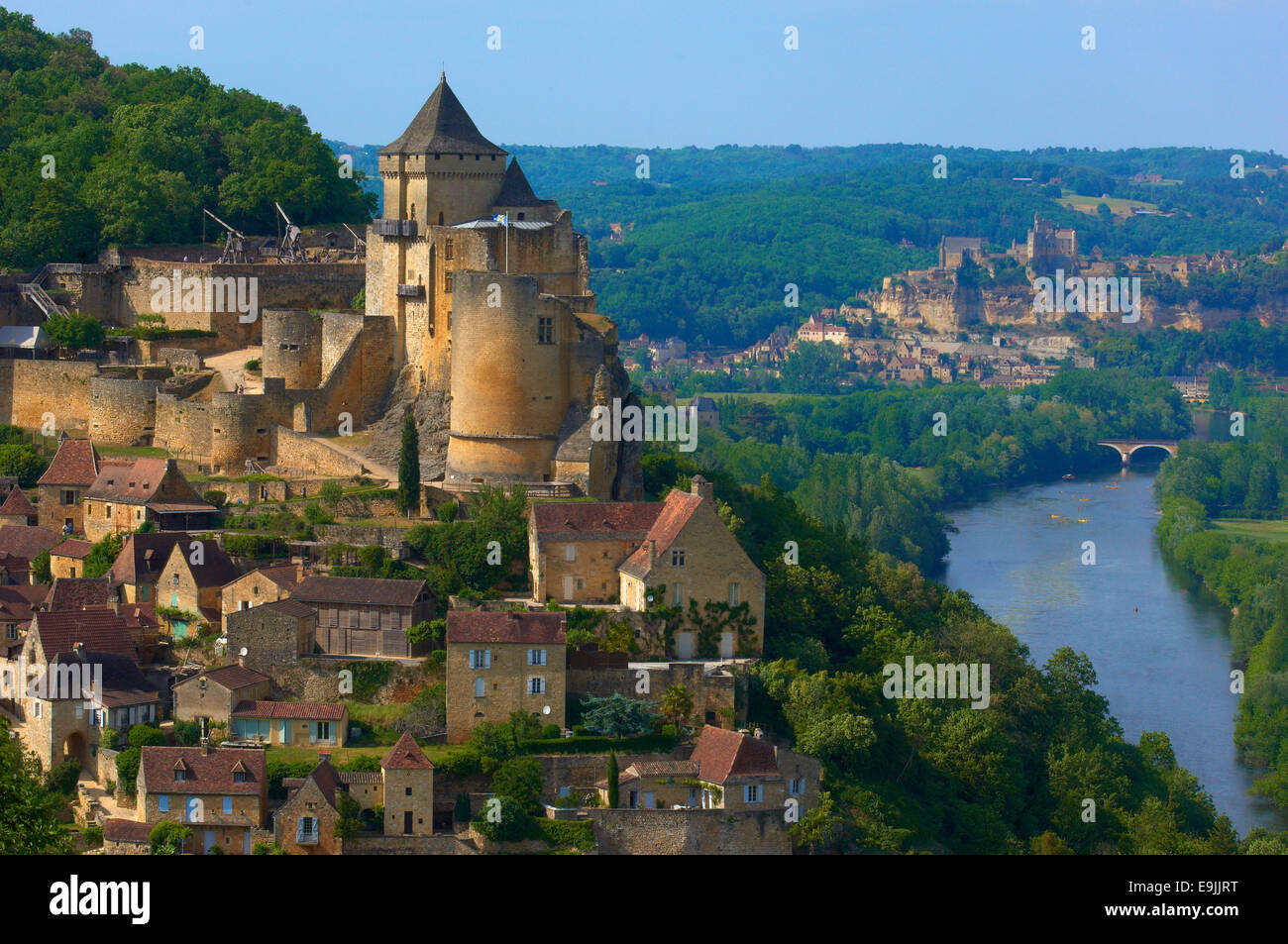 Paysage avec le château de Castelnaud, le château de Castelnaud, Castelnaud-la-Chapelle, Département de la Dordogne, Aquitaine, France Banque D'Images