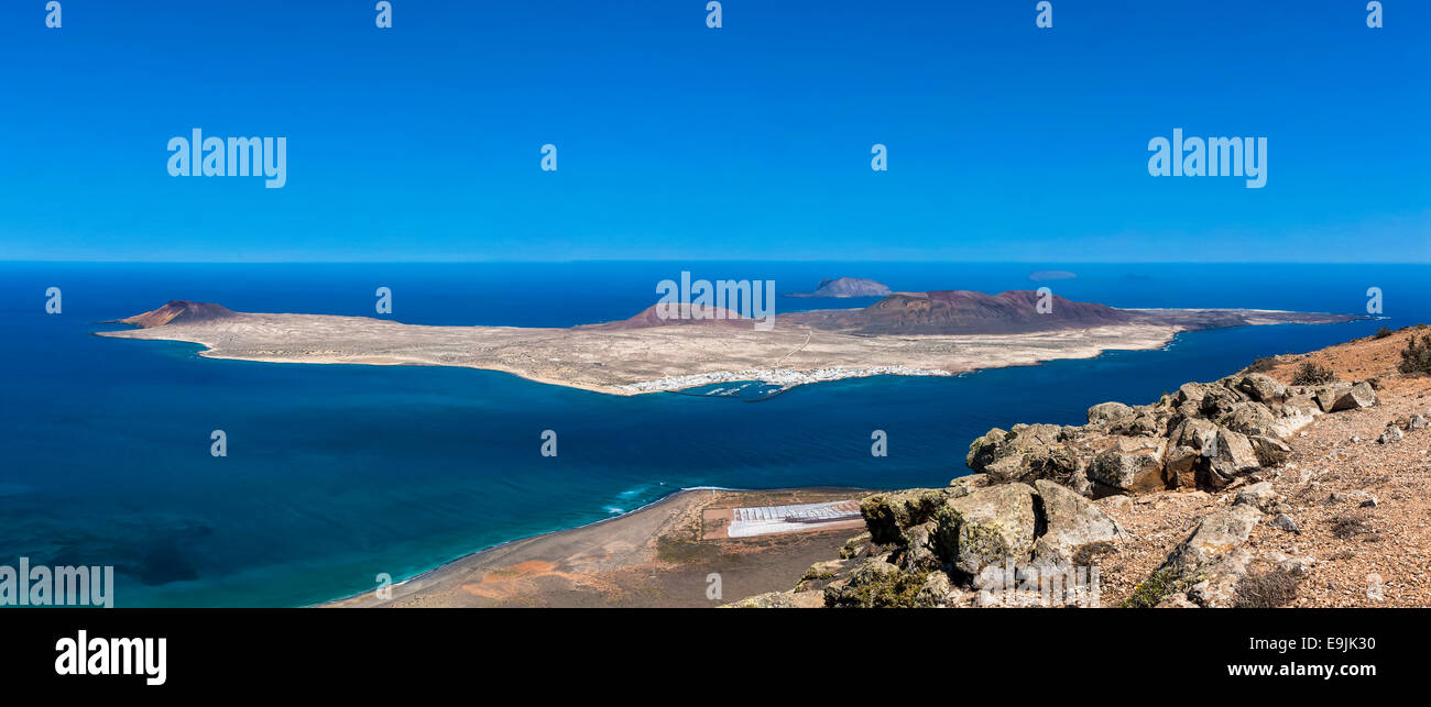 Vue sur l'île de La Graciosa Mirador del Rio, Lanzarote, îles Canaries, Espagne Banque D'Images