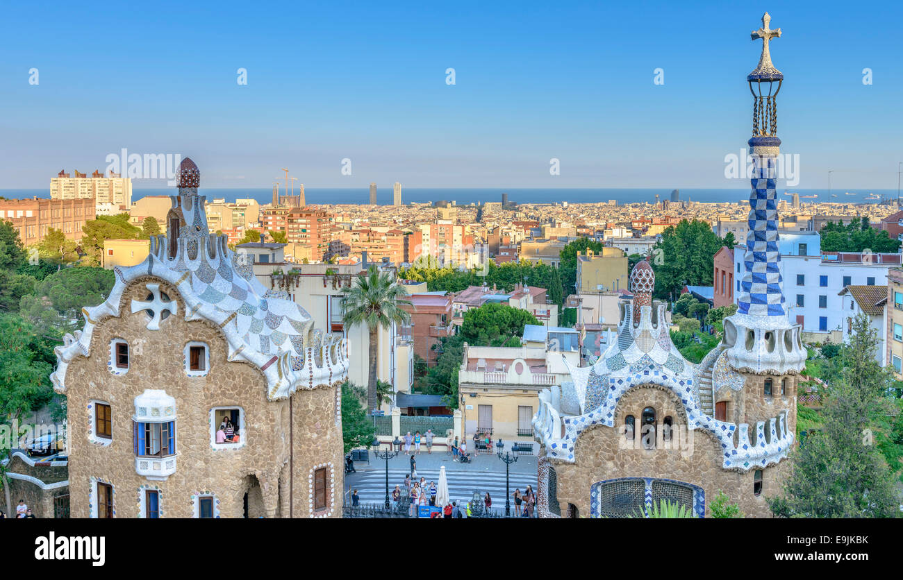 La très de couleurs éclatantes et de formes de torsion de l'architecte espagnol célèbre Parc Guell de Gaudi à Barcelone, Espagne Banque D'Images