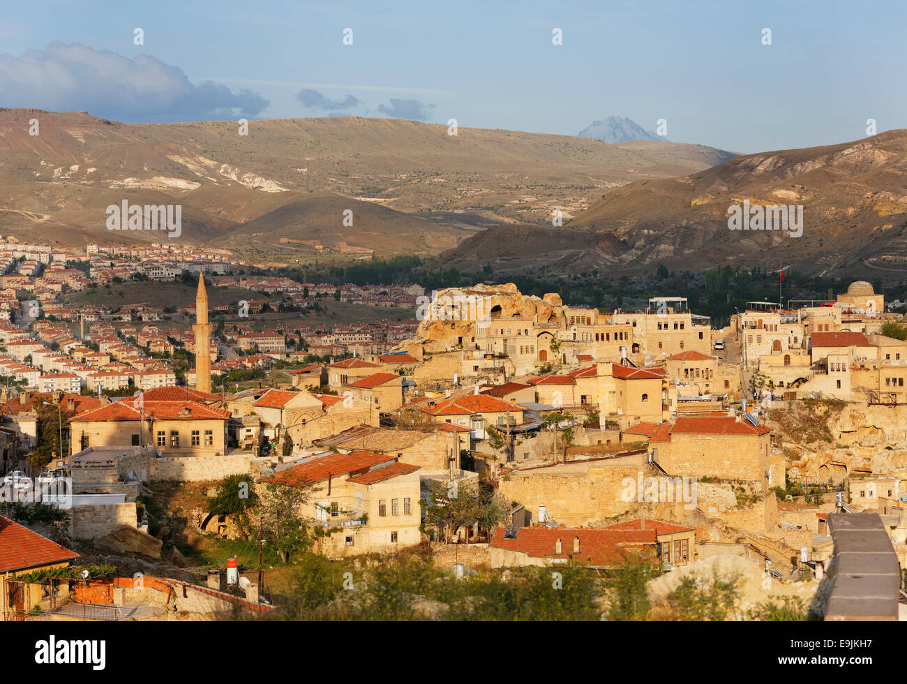 Paysage urbain, Urgup, le mont Erciyes volcan dans la province de Nevşehir, dos, Cappadoce, Anatolie centrale, Anatolie, Turquie Banque D'Images