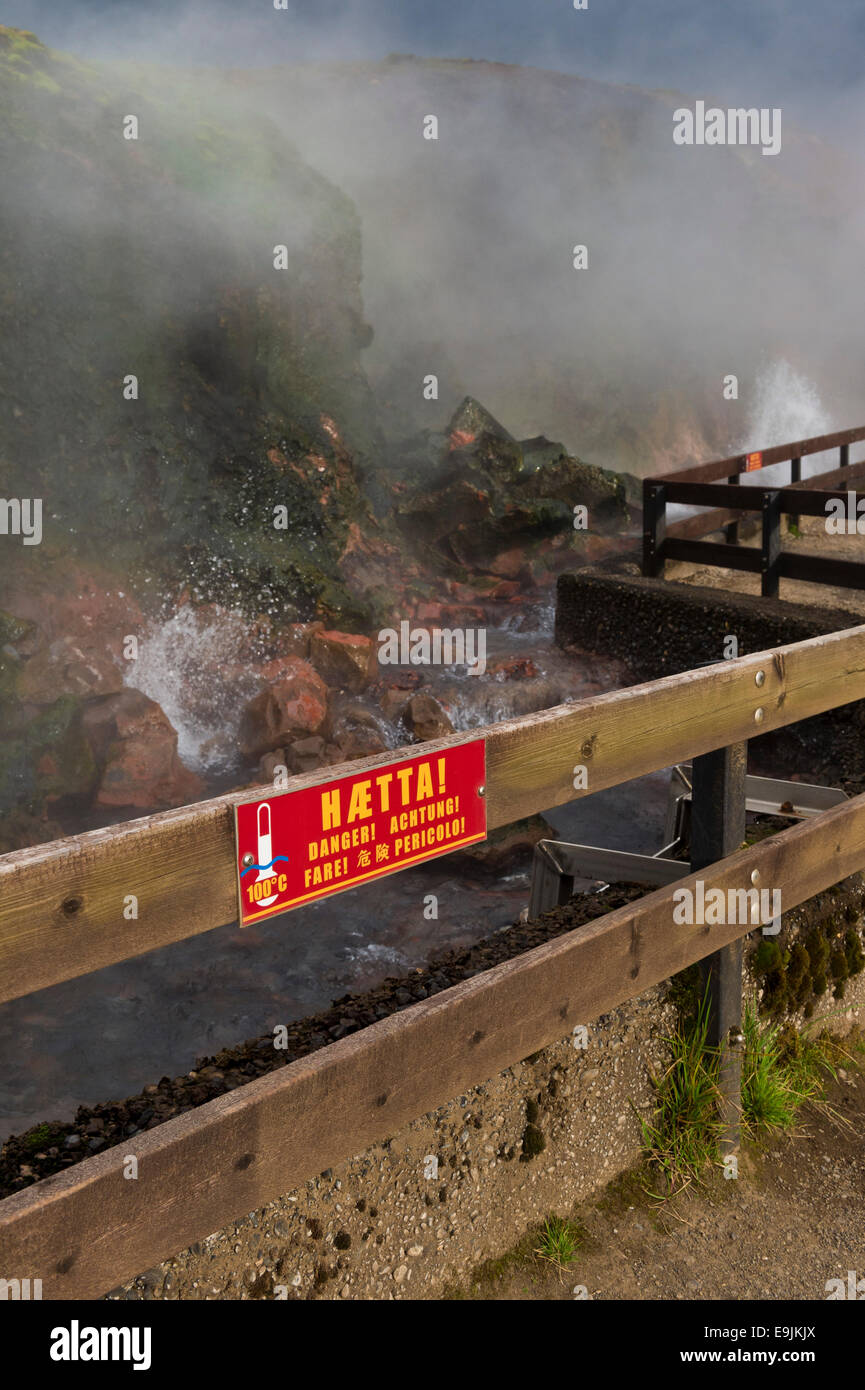 Panneau d'avertissement sur une clôture, Hot spring Deildartunguhver, plus haut-débit Hot Spring de l'Islande avec 180 litres d'eau bouillante par Banque D'Images
