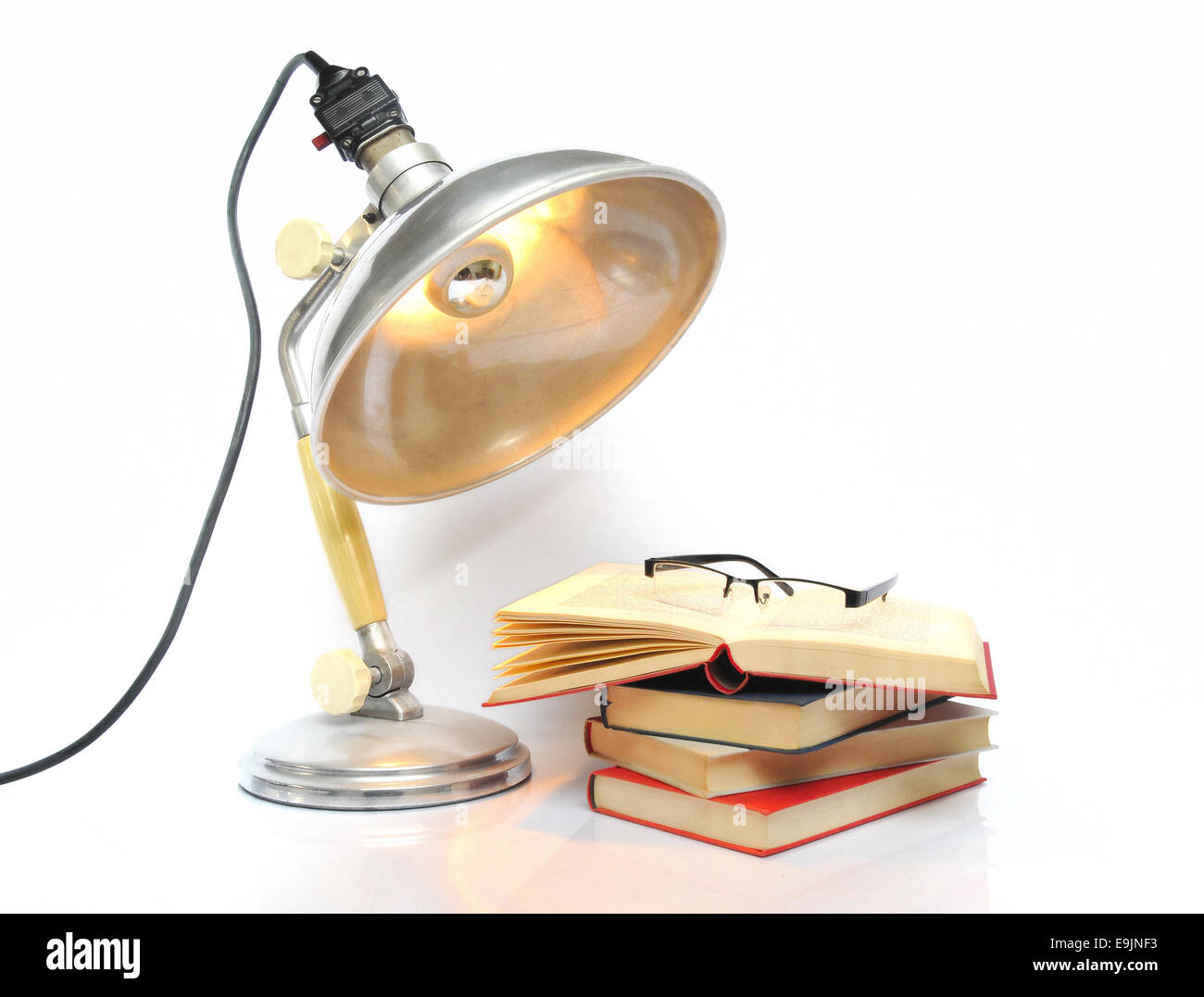 Lampe vintage avec pile de livres Banque D'Images