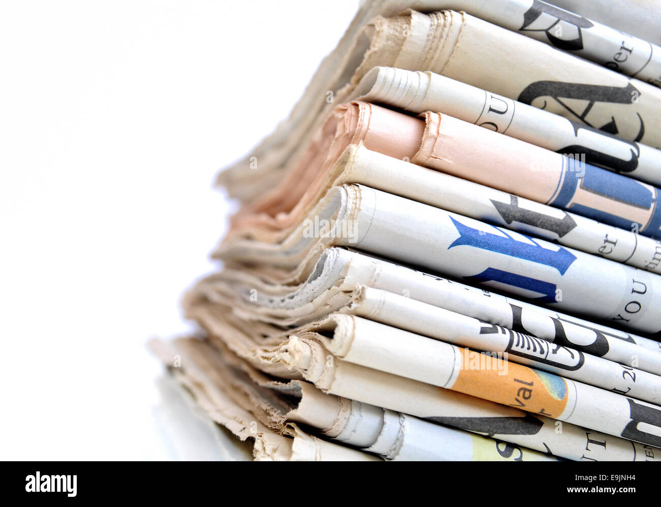 Pile de journaux sur fond blanc Banque D'Images