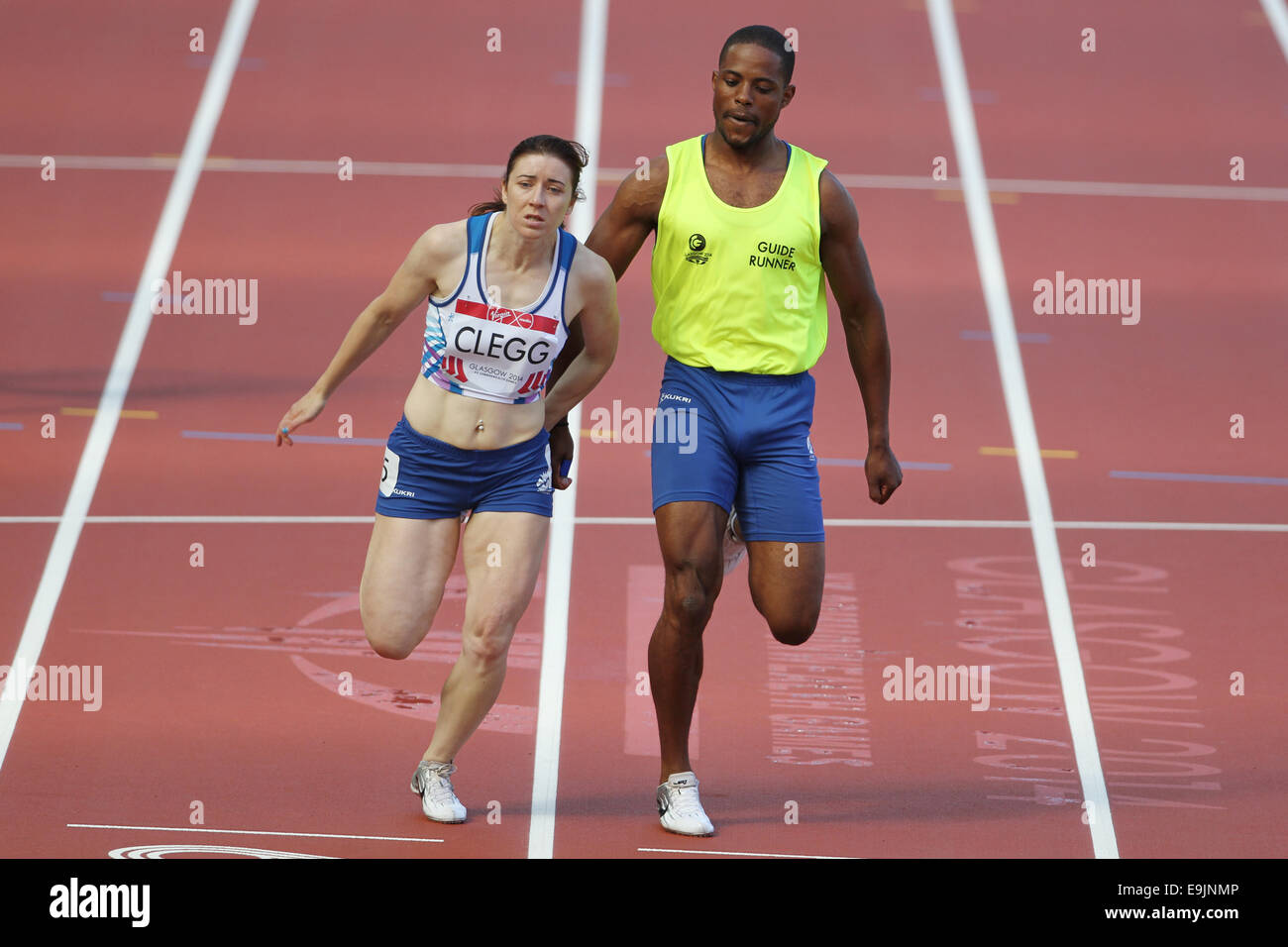 Libby Clegg et Mikail HUGGINS (Guide) de l'Angleterre dans l'athlétisme dans les chaleurs de la Womens Para-Sport 100m T11 / T12 de la race. Banque D'Images