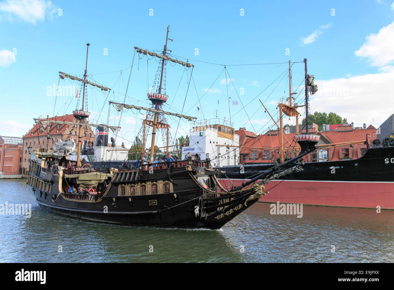Une réplique de la 17e siècle dans le Lew Galleon Gdansk Harbor utilisé comme un bateau d'excursion sur la rivière Motlawa Banque D'Images