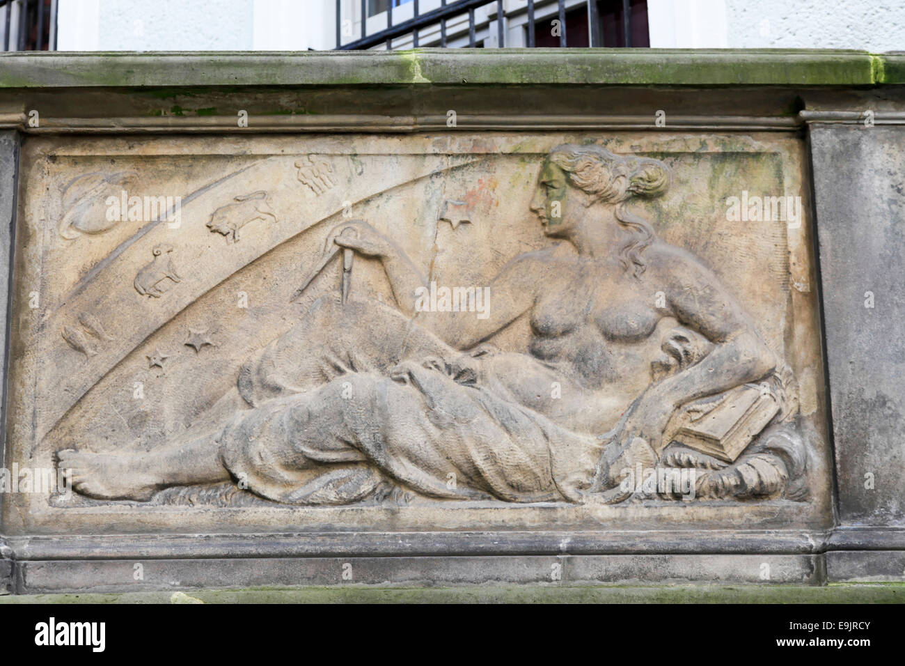 18e siècle La science bas-relief Tenement Houses, Gdansk Pologne Banque D'Images