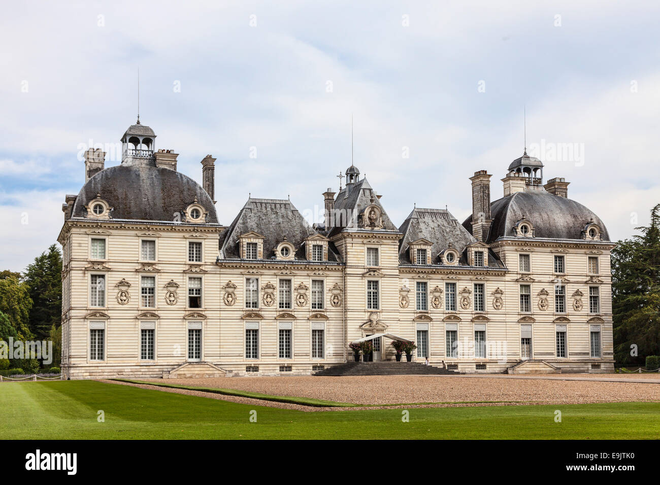 Image de l'Cheverny château situé dans la vallée de la Loire en France, au cours d'une journée nuageuse. Banque D'Images