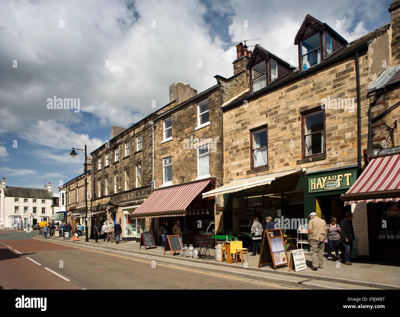 UK, County Durham, Barnard Castle, Place du marché des magasins à la sortie de Galgate Banque D'Images