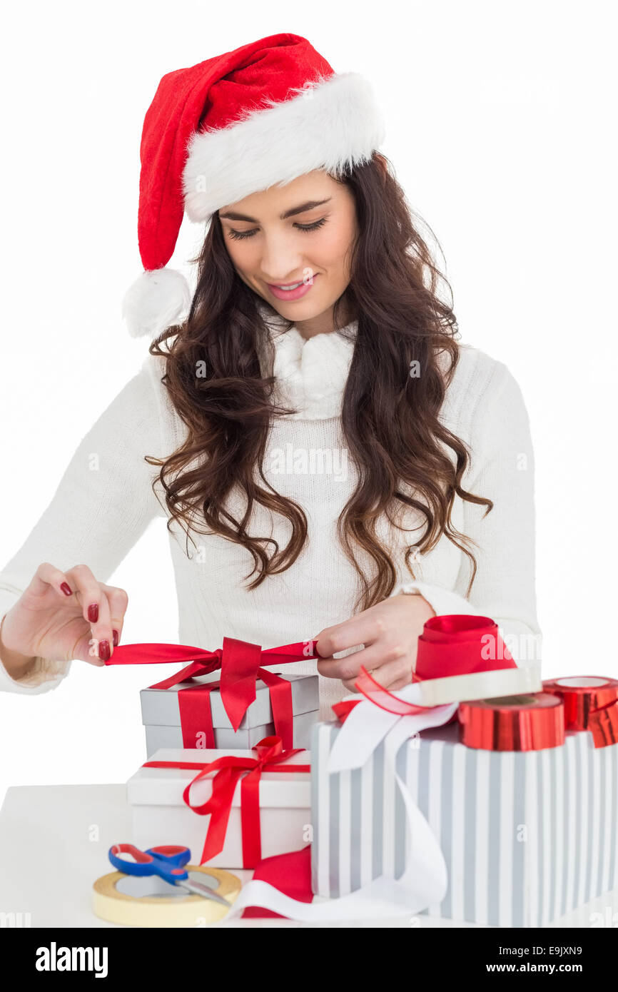 Happy brunette in santa hat cadeaux emballage Banque D'Images
