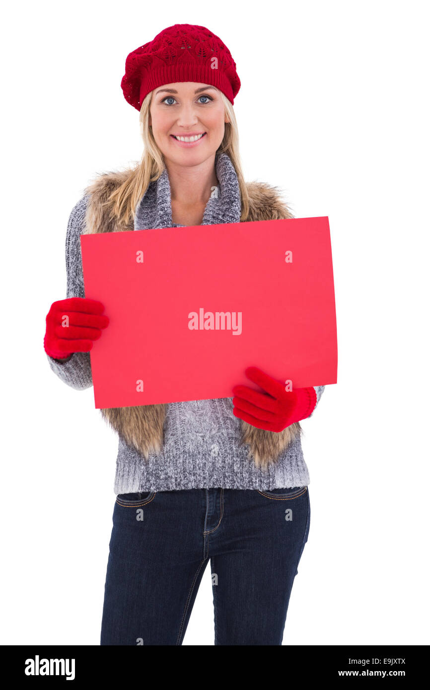 Blonde en vêtements d'hiver tenue panneau rouge Banque D'Images