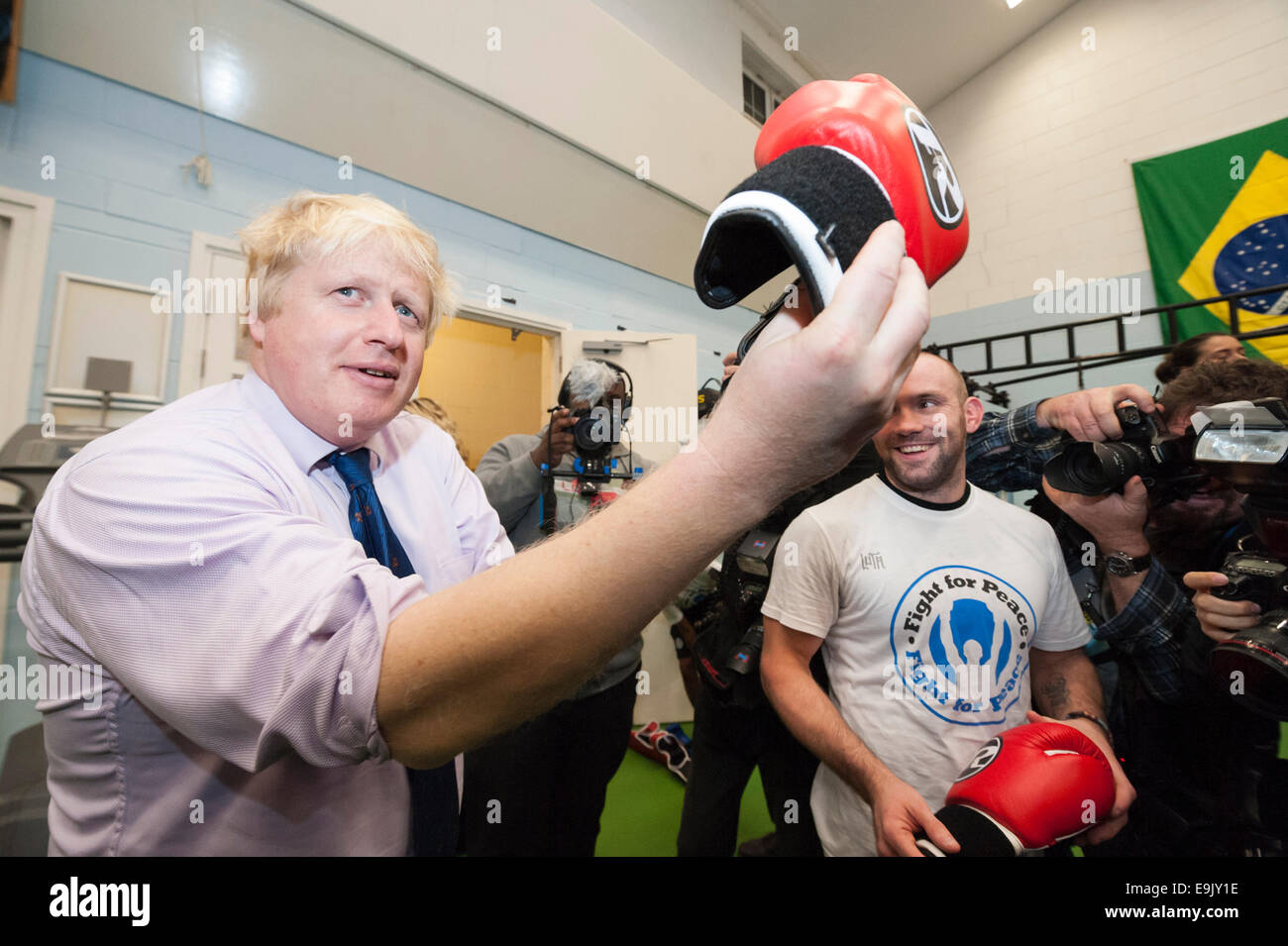 Newham, London, UK. 28 octobre 2014. Boris Johnson visite une séance de formation à la lutte pour la paix Academy à Newham. Lutte pour la paix utilise la boxe et arts martiaux combiné à l'éducation et de développement personnel pour réaliser le potentiel des jeunes dans l'arrondissement au risque de la criminalité et de la violence. D'abord établi à Rio en 2000 par Luke Dowdney MBE, il a été reproduit dans Newham en 2007. Il s'étend maintenant à l'échelle mondiale et a commencé le déploiement de l'ensemble du Royaume-Uni en mai 2014. Credit : Lee Thomas/Alamy Live News Banque D'Images