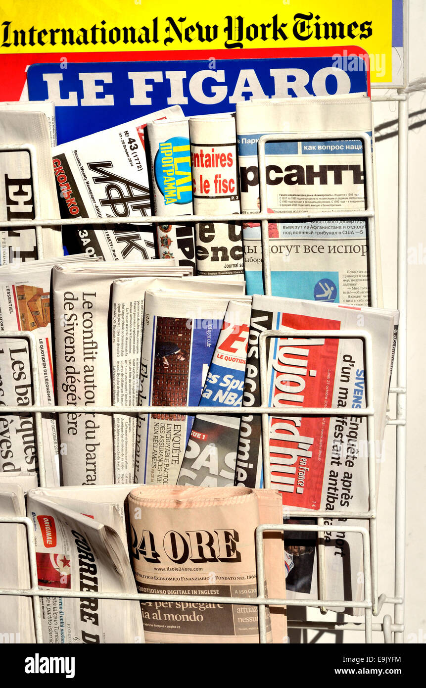 Londres, Angleterre, Royaume-Uni. Des journaux internationaux sur un rack à l'extérieur d'une maison de la presse Banque D'Images