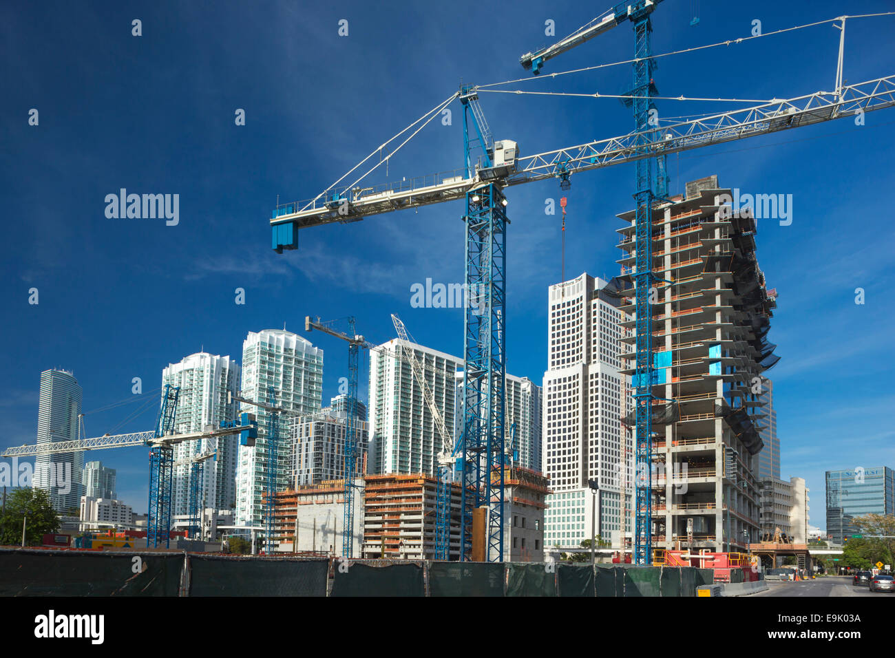 Les grues de construction de l'avenue Brickell MIAMI FLORIDA USA Banque D'Images