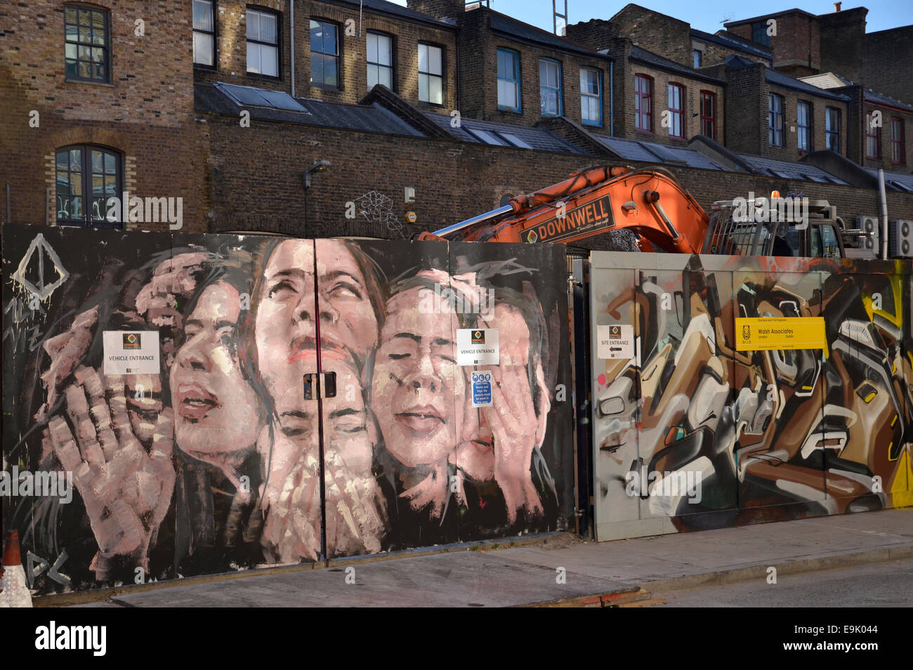 L'art de rue sur les panneaux sur les travaux de construction à Shoreditch, East London Banque D'Images