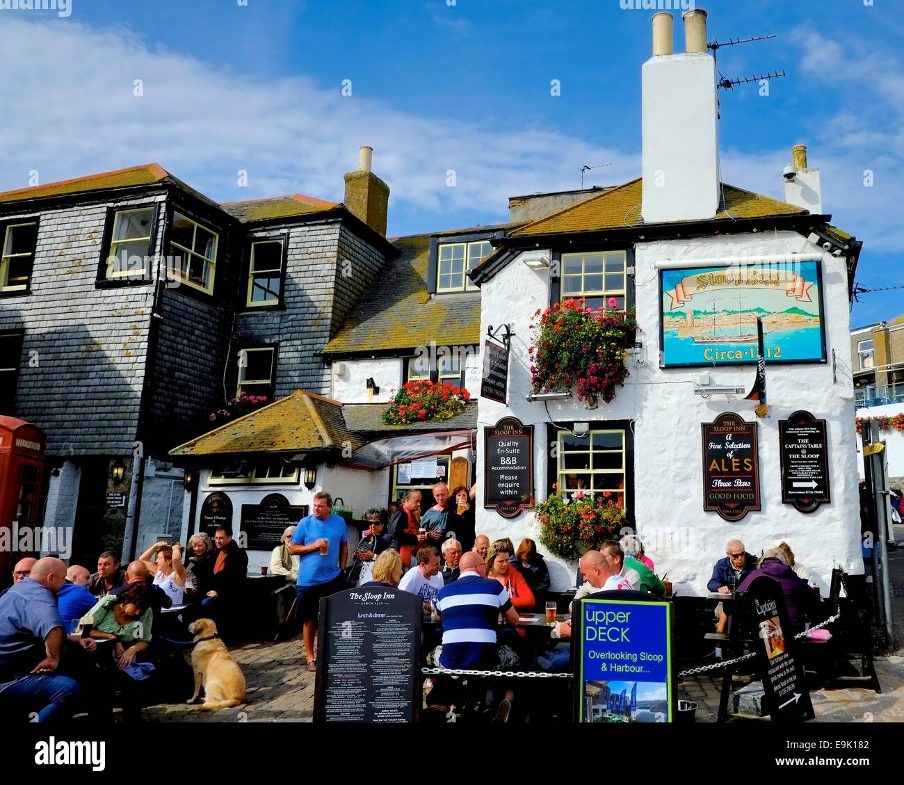 Le sloop Inn pub traditionnel 14e siècle avec les visiteurs assis dehors sur un jour ensoleillé chaud St Ives Cornwall England uk Banque D'Images Le sloop Inn pub traditionnel 14e siècle avec les visiteurs assis dehors sur un jour ensoleillé chaud St Ives Cornwall England uk Banque D'Images