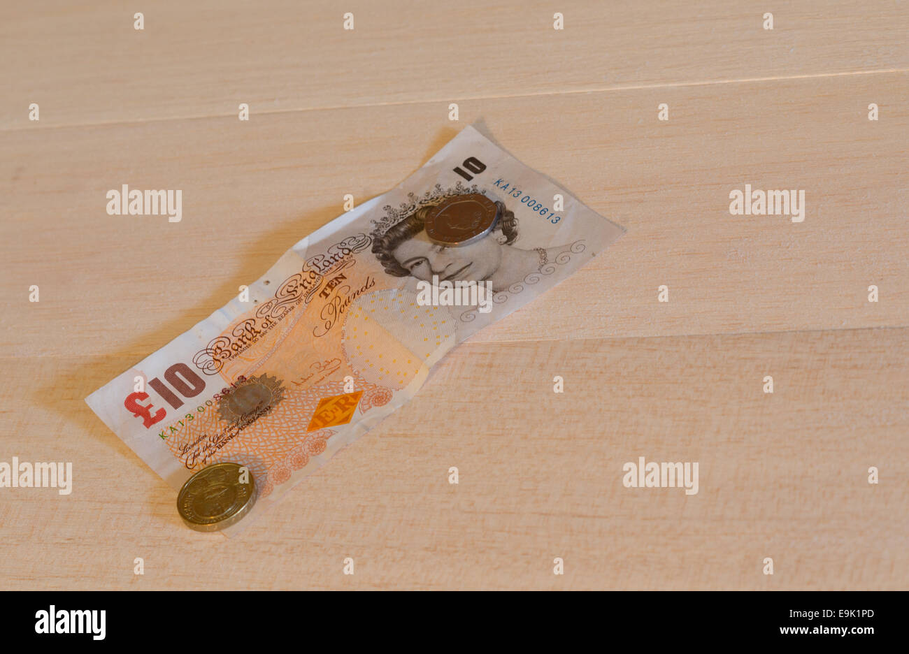 Une note de dix livres de pièces de monnaie sur le dessus. Banque D'Images
