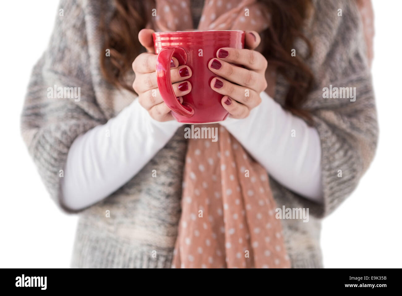 Woman in winter clothes holding une boisson chaude Banque D'Images