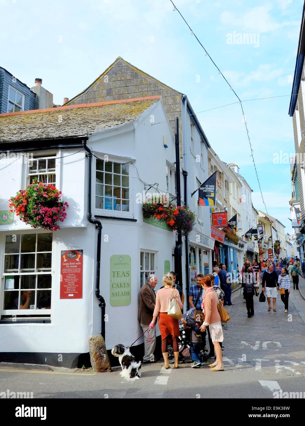 Madeleines au magasin de thé à l'extérieur de la place du marché St Ives Cornwall England uk Banque D'Images