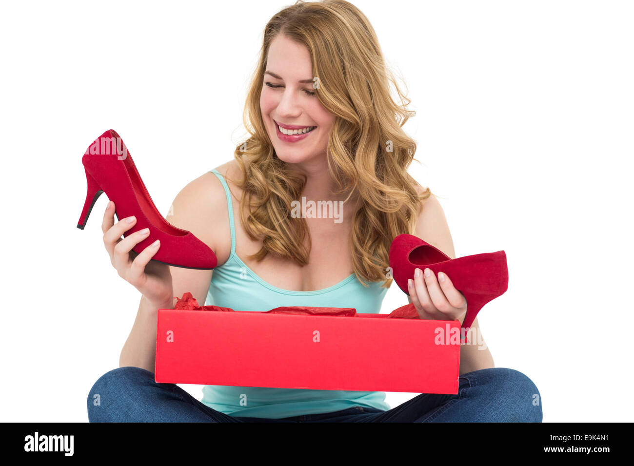 Femme blonde découvrir chaussures dans une boîte-cadeau Banque D'Images