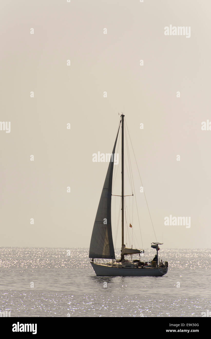 Bateau à voile en mer sur une journée calme. Banque D'Images